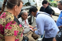 Una persona que resultó lesionada en los ataques recibe los primeros auxilios.