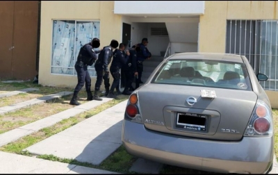 Luego de su captura, a los presuntos responsables se les decomisan 20 envoltorios cuyo contenido cuenta con las características de la droga conocida como cristal, además de un arma de utilería.
