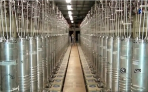 Centrifugadoras alineadas en una sala de la planta de enriquecimiento de uranio en Natanz, Irán.