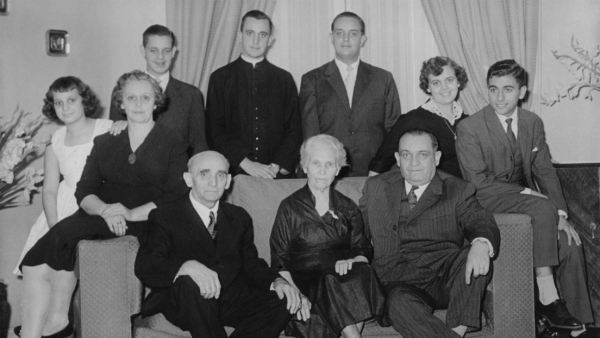 El Papa Francisco (arriba, al centro) junto con su familia cuando era sacerdote.