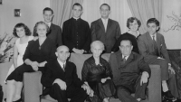El Papa Francisco (arriba, al centro) junto con su familia cuando era sacerdote.