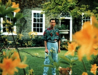 Freddie Mercury sonriendo: las fotos del cantante de Queen en su jardín justo antes de morir