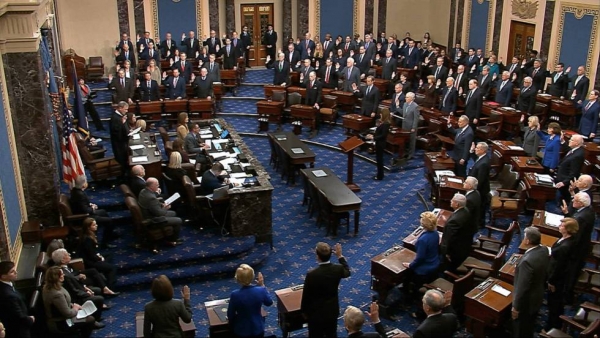 Los senadores, este jueves durante su juramente de imparcialidad. En video, John Roberts y Mitch McConnell hablando.