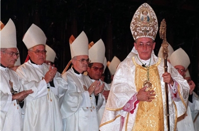 Quién es Juan Luis Cipriani, el cardenal peruano señalado de abuso sexual que desafía a Francisco después de muerto