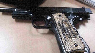 Una pistola con diamantes incrustados que presuntamente pertenece a &#039;el Chapo&#039;, según declaraciones de Jesús Zambada, quien testificó en la Corte el pasado 19 de noviembre.