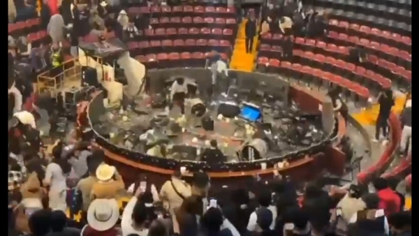 El público destroza un escenario tras negarse el intérprete a cantar narcocorridos