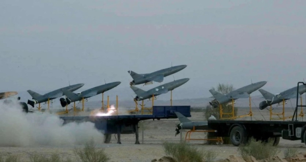 Para activar sus defensas aéreas, Irán lanza cientos de drones hacia Israel.