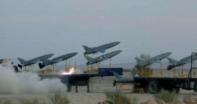 Para activar sus defensas aéreas, Irán lanza cientos de drones hacia Israel.