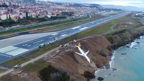 Los pasajeros usaron las salidas de emergencia y tuvieron que escalar el banco de tierra auxiliados por los servicios de emergencia