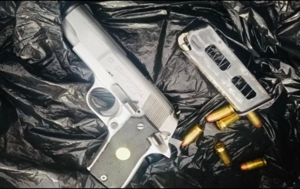 Luego de una revisión se localizó en el vehículo un arma de fuego calibre 45 con seis cartuchos útiles.