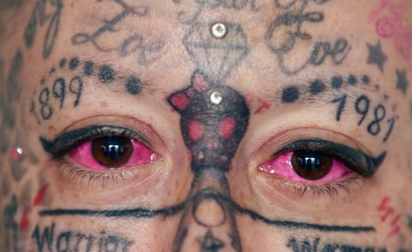 Tatuada hasta los ojos: la carrera por ser la mujer más tatuada del mundo