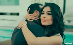 Tracy Saenz en el video de Ortíz.