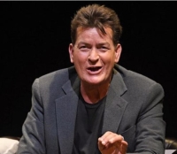 Charlie Sheen es ahorcado por su vecina en su propia casa; esto sabemos