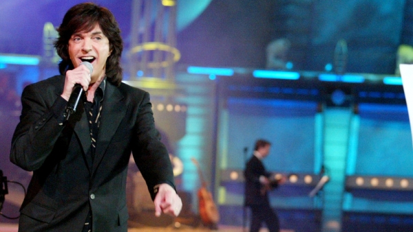 El cantante Camilo Sesto en el Festival Internacional de la Canción de Viña del Mar, Chile 19 de febrero de 2004.