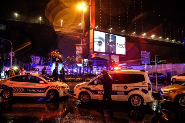 La policía acordona la zona afuera de la discoteca Reina