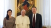 Paloma García Ovejero, el Papa Francisco y Greg Burke, en una imagen de archivo