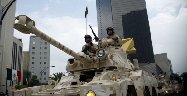 Un vehículo de combate de fabriación francesa, durante un desfile militar en México en 2015. 