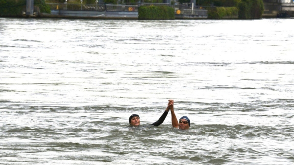 Ministra de Deportes de Francia nada en el río Sena a 13 días de los JJ.OO. de París