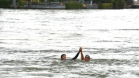Ministra de Deportes de Francia nada en el río Sena a 13 días de los JJ.OO. de París