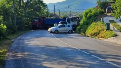 Reportan que las fuerzas de Kosovo bloquean carreteras con Serbia, suenan sirenas y se oyen disparos