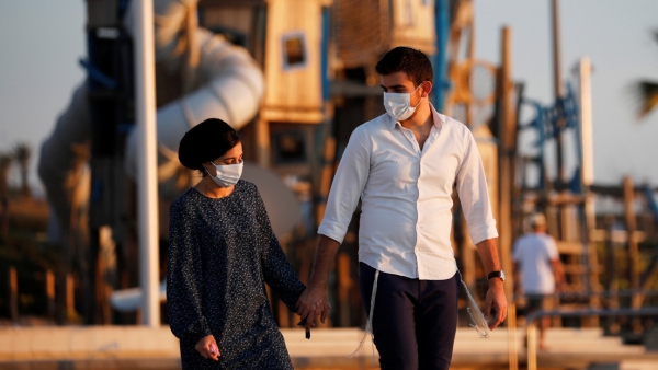 Imagen ilustrativa. Una pareja con mascarillas en Ascalón, Israel, el 2 de mayo de 2020.