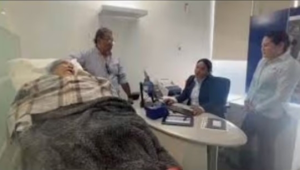Fidelia Vásquez Nuño acude al banco en Oaxaca, México, para cobrar su pensión.