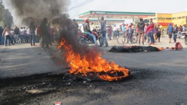 Las manifestaciones contra el gasolinazo continuaron en al menos 19 entidades del país; bloquearon accesos a plantas de Petróleos Mexicanos, tomaron gasolineras, retuvieron pipas y regalaron el combustible a los automovilistas, aunque también se vandalizó tiendas de autoservicio contiguas a estaciones de servicio.