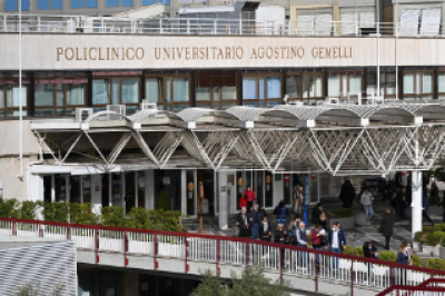 El Vaticano confirma que el papa Francisco presenta infección respiratoria por lo que permanecerá hospitalizado
