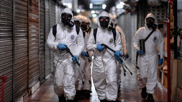 Soldados desinfectan un mercado municipal para prevenir el coronavirus. Mina Gerais, Brasil, 18 de agosto de 2020.
