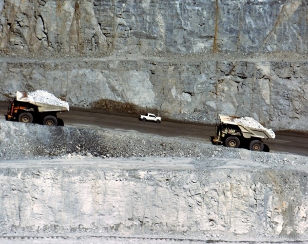 Unidades conocidas como yucles transportan concentrados ricos en oro, plata, plomo y zinc desde el tajo principal de la mina Peñasquito, en el municipio de Mazapil, Zacatecas, propiedad de la empresa estadunidense Newmont.