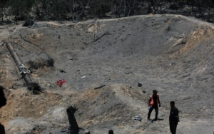 Un gran cráter dejado por los aviones israelie al sur fr la Franja de Gaza el 13 de julio de 2024.