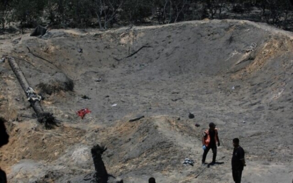 Un gran cráter dejado por los aviones israelie al sur fr la Franja de Gaza el 13 de julio de 2024.
