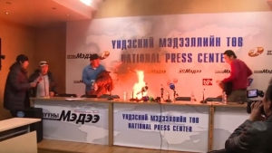 Video: un líder sindical se quemó vivo en TV por una protesta en Mongolia