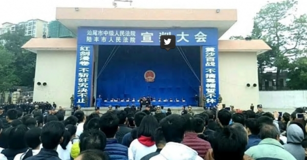 Los acusados subieron al escenario en un estadio deportivo