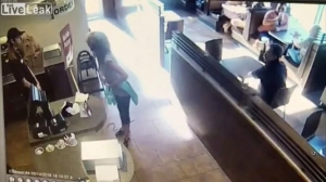 Mujer defeca en piso de cafetería y arroja sus heces a empleados