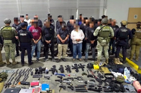 A los detenidos se les aseguraron una pistola, 19 réplicas de armas y armas blancas.