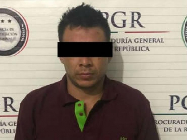 Al detenido se le aseguró un arma larga y 117 envoltorios con cocaína