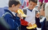 A partir del 29 de marzo de 2025, las escuelas públicas no pueden vender comida poco saludable dentro y fuera de los planteles. De no hacerlo, pueden ser multadas hasta con 110 mil pesos.