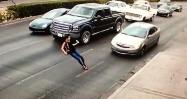 VIDEO: Chica con tacones resbala y es arrollada mientras cruza indebidamente una calle en Nogales, México