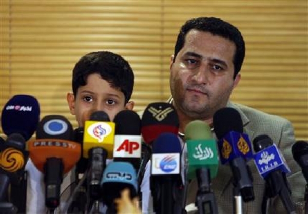Fotografía de archivo del 15 de julio de 2010 del científico nuclear iraní Shahram Amiri, durante una conferencia de prensa mientras sostiene a su hijo Amir Hossein en el aeropuerto Imam Khomeini de Teherán, Irán, después de regresar de Estados Unidos.