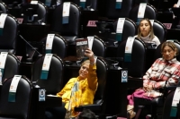 La diputada María de Jesús Páez, del PT, muestra un ejemplar del libro &#039;¡Gracias!&#039;, del presidente López Obrador.