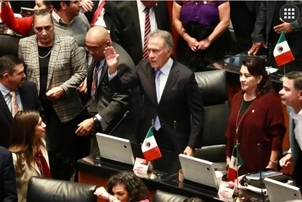 Miguel Ángel Yunes Linares, luego de tomar protesta en el Senado como suplencia del legislador Miguel Ángel Yunes Márquez, durante la sesión donde se analizará la reforma judicial, el 10 de septiembre de 2024.