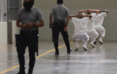 La Administración Trump quiere enviar a más personas a la prisión para terroristas de El Salvador.