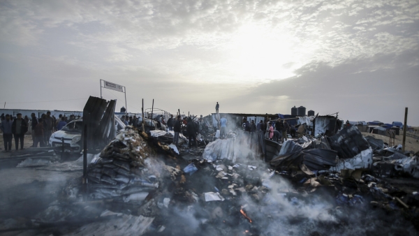 Destrucción tras un ataque israelí donde se alojaban personas desplazadas en Rafa, Franja de Gaza.