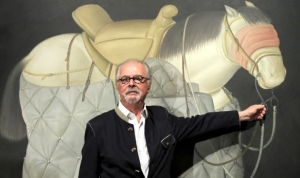 Fernando Botero junto a su obra &quot;Caballo de picador, 1992&quot; en el Museo de Bellas Artes de Bilbao.