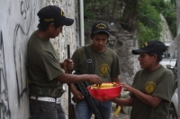 Jóvenes de la policía comunitaria en Ayutla, Guerrero.