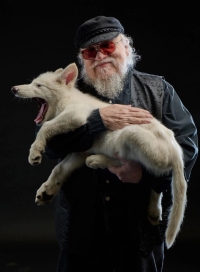 El autor de &#039;Juego de Tronos&#039; publica una foto con un lobo gigante &#039;revivido&#039;