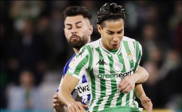 Setién salva a mexicano Diego Lainez de expulsión