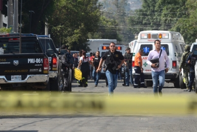 Policías vigilan la Fiscalía de Jalisco después del tiroteo.