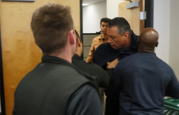 El senador Alex Padilla fue sacado a empujones de conferencia de prensa.